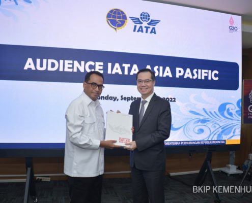 Apa itu IATA? IATA adalah singkatan dari International Air Transport Association, yaitu sebuah organisasi perdagangan global yang mewakili industri penerbangan komersial.