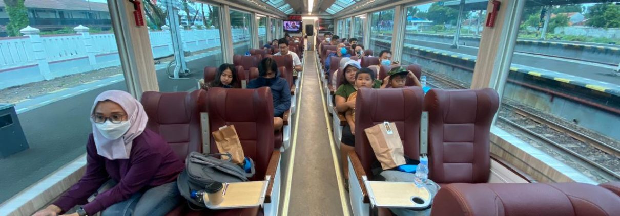 Perjalanan dengan kereta bukan hanya tentang mencapai tujuan, tetapi juga tentang mengalami keindahan pemandangan sepanjang perjalanan. Kereta panoramic, juga dikenal sebagai kereta pemandangan atau kereta wisata, menawarkan pengalaman perjalanan yang tak terlupakan dengan pemandangan alam yang menakjubkan.